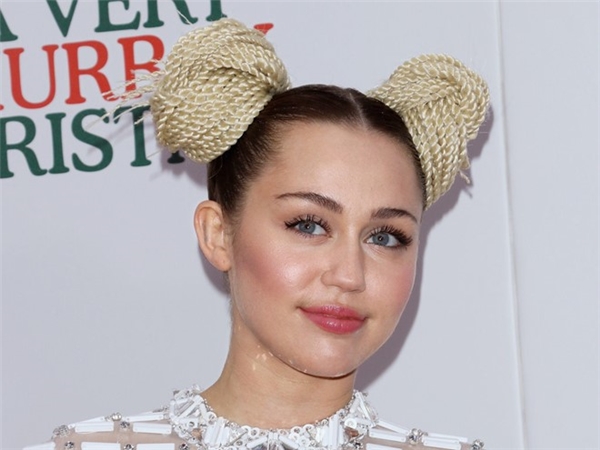 
Miley Cyrus phá cách với hai sợi dây thường được búi thêm vào. 
