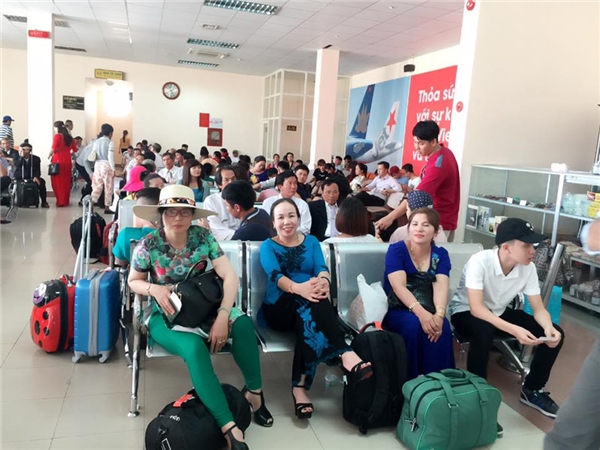 Đám cưới tiền tỉ ở Quảng Ngãi: đón dâu bằng máy bay cùng dàn xe khủng