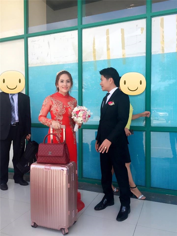 
Cô dâu, chú rể và đoàn khách trên đường bay từ Quảng Ngãi ra Hà Nội để dự lễ cưới. (Ảnh:Internet)