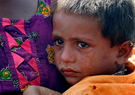
Cậu bé ôm mẹ bật khóc khi nhận được cứu trợ ở làng Bago Daro.