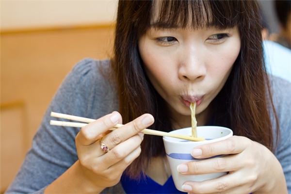 
Tiếng ​húp mì "xì xụp" ở Nhật lại được xem như một lời khen ngợi dành cho đầu bếp.