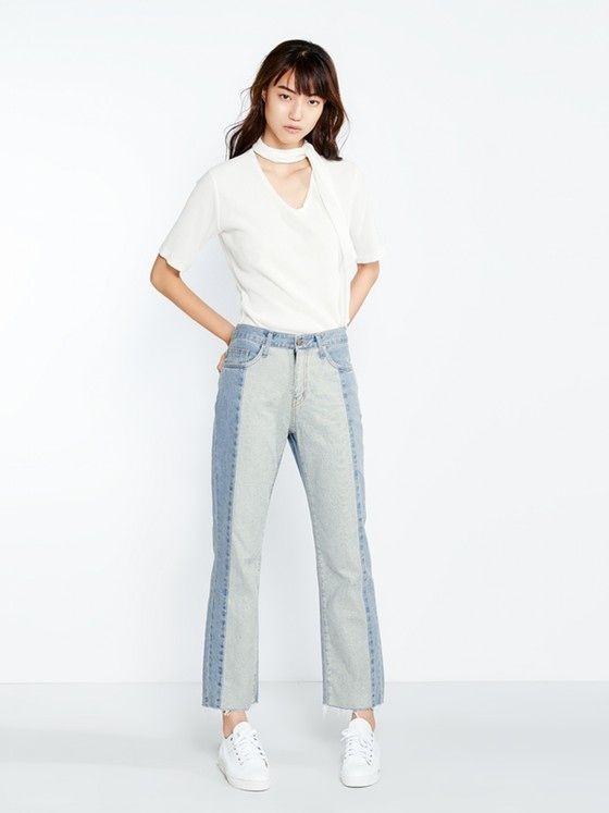 
Dành cho những cô nàng muốn "nổi loạn" một cách chừng mực, thiết kế là sự kết hợp tinh tế của hai màu jeans nhạt cơ bản.