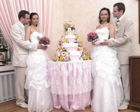 
Hai anh em nhà Semyonov gặp hai chị em Lilia và Liana khoảng 1 năm trước khi đám cưới tại một bữa tiệc trong hộp đêm ở St Petersburg. (Ảnh: Internet)