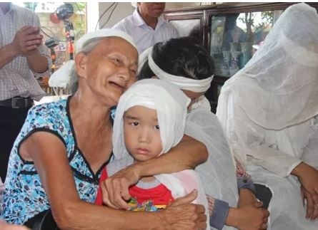 
Người bà hơn 80 tuổi ôm đứa cháu vào lòng gào khóc khiến nhiều người không kìm được nước mắt. Ảnh: Internet