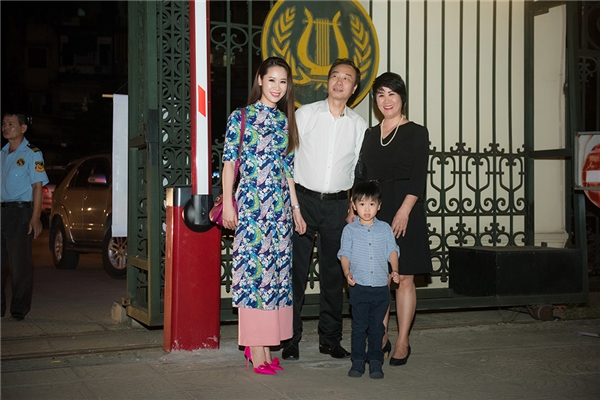 
Do đây là lần hiếm hoi Việt Trung về thăm Việt Nam và tham gia biểu diễn nên cả gia đình Dương Thùy Linh đều có mặt để ủng hộ. Ngoài người đẹp thì còn có bố mẹ, con trai và em trai của Dương Thùy Linh.