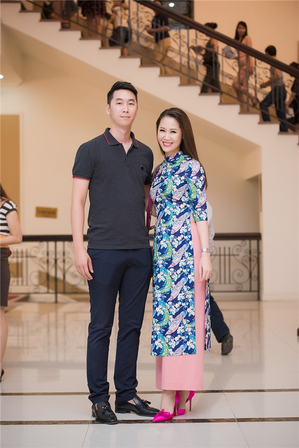
Dương Thùy Linh diện áo dài do Hoa hậu Ngọc Hân thiết kế, bên cạnh là em trai cô.