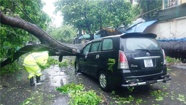 Mưa bão ở Hà Nội: 5 người bị thương, 1 người chết