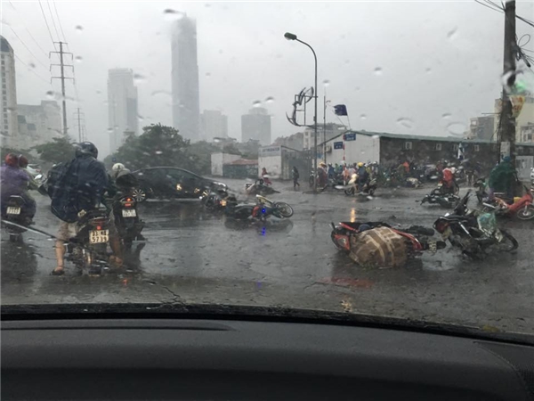 Mưa bão ở Hà Nội: 5 người bị thương, 1 người chết