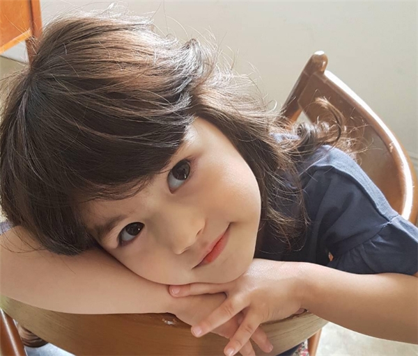 
Cô bé đang khiến cộng đồng mạng liêu xiêu này tên là Mina Baker (tên tiếng Hàn là Min Ah), 5 tuổi, là con lai giữa hai dòng máu Hàn Quốc và Canada. 