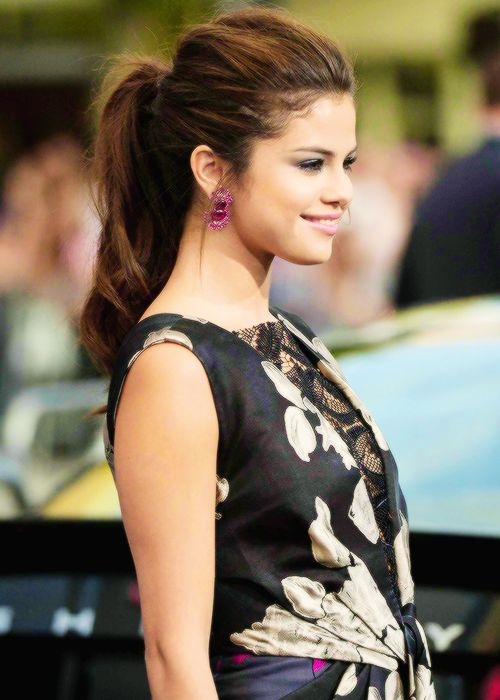 Những kiểu tóc gây bão của Selena Gomez