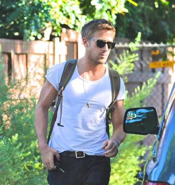 
Ryan Gosling với chiếc áo thun trắng lận một phần vào quần kaki đen còn tay áo thì xắn lên để lộ thêm bắp tay trần cơ bắp chắc nịch