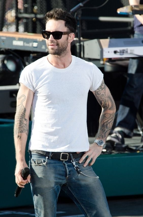 
Nhờ chiếc áo thun trắng mà hình xăm ấn tượng trên hai cánh tay Adam Levine càng nổi bật và thu hút hơn.