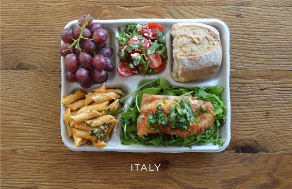 
Ý: Cá ăn kèm rau arugula, nui sốt cà chua, salad caprese, bánh mì, nho tươi.