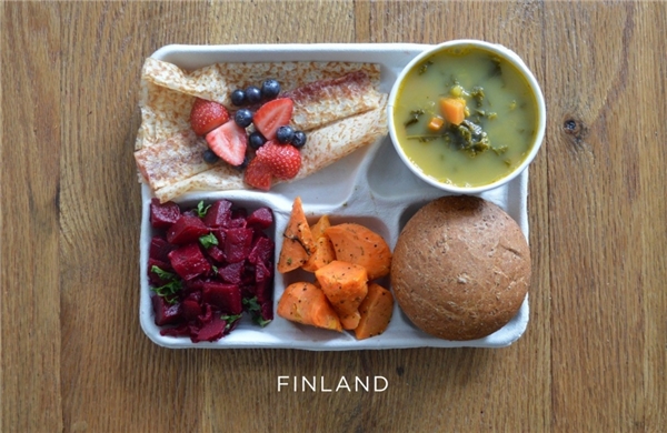 
Phần Lan: Súp đậu, củ cải, sald cà rốt, bánh mì, bánh kếp, các loại dâu tươi.