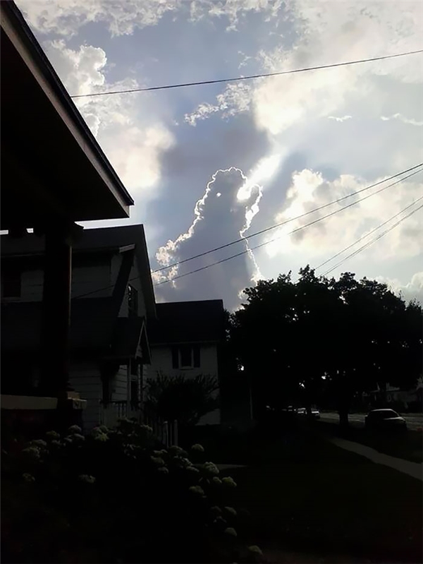 
Quái vật Godzilla huyền thoại đang "oanh tạc" trên bầu trời. (Ảnh: Internet)