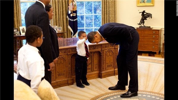 Sự thật đằng sau chuyện tổng thống Obama cúi đầu trước cậu bé 5 tuổi