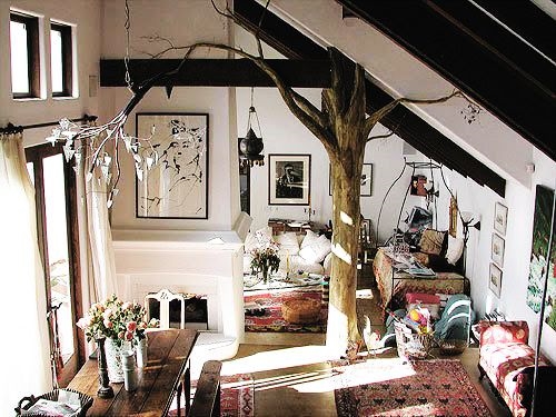 
Nổi bật trên nền màu đen trắng chủ đạo, thân cây "gỗ" khiến căn nhà trông thật rạng rỡ và tươi mới.
