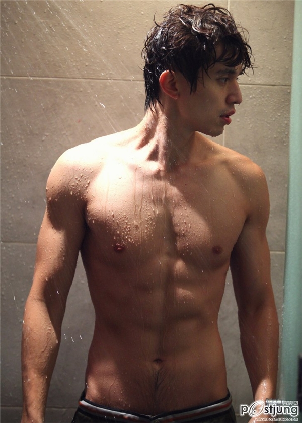 
Đến tận lúc nhập ngũ, Lee Dong Wook vẫn sở hữu vẻ ngoài “bủng beo” nhưng anh trở lại hoàn toàn khác sau khi xuất ngũ và mới nhất trong bộ phim Hotel King năm 2014 với thân hình 6 múi cực săn chắc. 