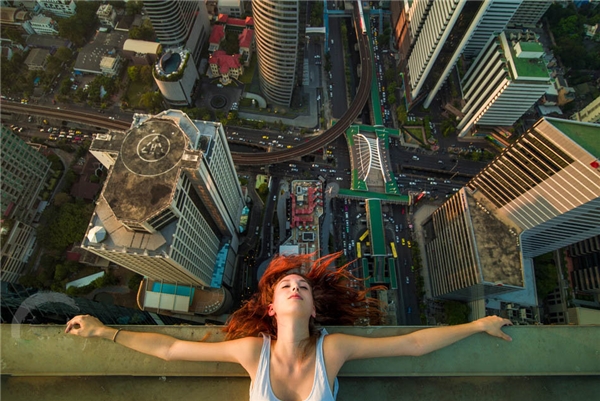 
Một cô gái đang thả lỏng cơ thể mình, tận hưởng cảm giác "phiêu" cùng cơn gió ở tòa nhà cao 78 tầng.