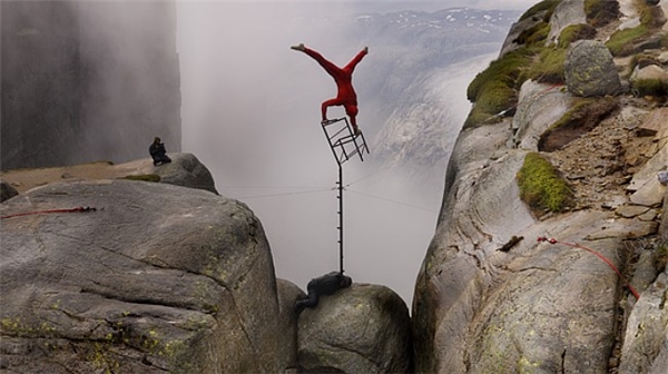 
Nghệ sĩ người Na Uy Eskil Ronningsbakken đang giữ thăng bằng trên một chiếc ghế ở vách đá cao khoảng 1000m.