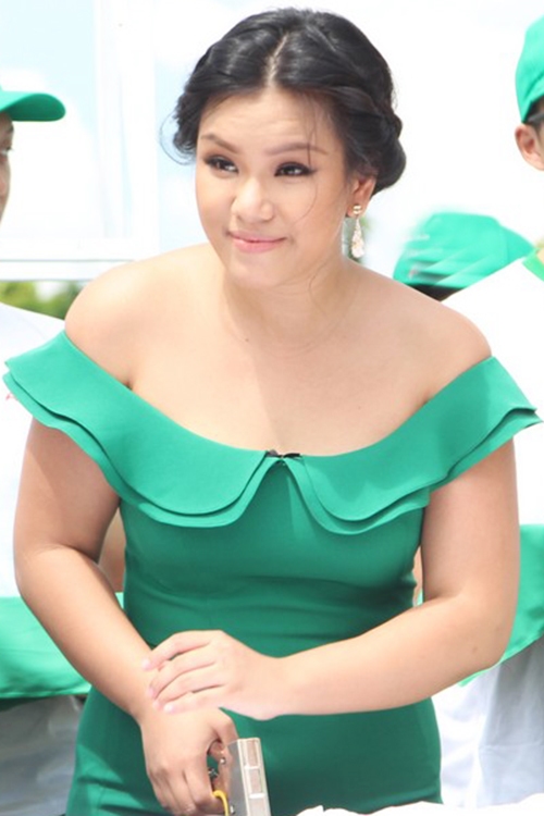 
Nữ ca sĩ ăn vận đơn giản với chiếc váy bó sát màu xanh lá, không họa tiết đến tham dự chương trình. - Tin sao Viet - Tin tuc sao Viet - Scandal sao Viet - Tin tuc cua Sao - Tin cua Sao