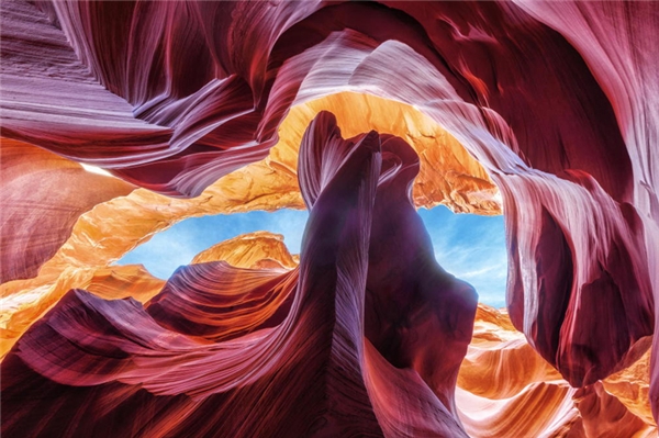 
Arizona là lối vào một trong những khe núi thú vị nhất ở Mỹ. Khe núi đáng kinh ngạc này đã được hình thành từ hàng ngàn năm bởi sự tạo tác, điêu khắc của các năng lượng nước và gió lên đá sa thạch, tạo thành kết cấu và hình dạng mà chúng ta thấy được ngày nay. Cảnh quan trong Antelope Canyon thay đổi liên tục theo các chuyển động ánh sáng mặt trời, tạo ra bức tranh rực rỡ màu sắc, ánh sáng và bóng tối.