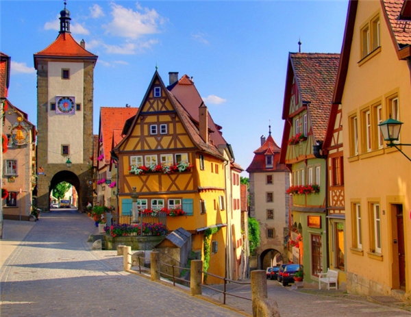 
Rottenburg là một thị trấn đầy màu sắc và xinh đẹp nằm ở huyện Ansbach, Mittelfranken, vùng Franconia của Bavaria, Đức. Bạn sẽ khó có thể tin được rằng thị trấn này tồn tại từ trung cổ và vẫn còn giữ gìn được 42 tòa tháp cùng cổng thành. Rottenburg còn được nhiều người biết đến như biểu tượng lãng mạn của người Đức. Có thể dễ dàng nhận thấy sự kết hợp giữa nét đẹp nông thôn hoang sơ hài hòa với vẻ hiện đại, mới mẻ của các khu phố ở nơi này. 