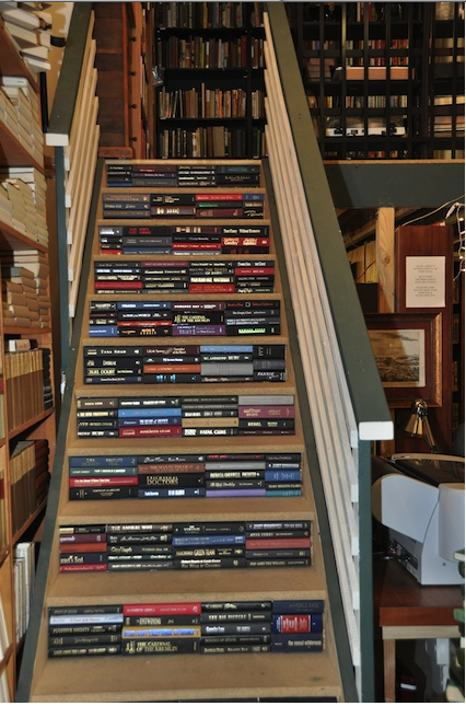 
Sách khắp mọi nơi, sách có mặt ngay cả trong những ngóc ngách nhỏ nhất. Đây là một kiểu thiết kế cầu thang tại thư viện nhằm thể hiện tinh thần sách là hơi thở, sách là tất cả, là nguồn tri thức tối cao của con người.