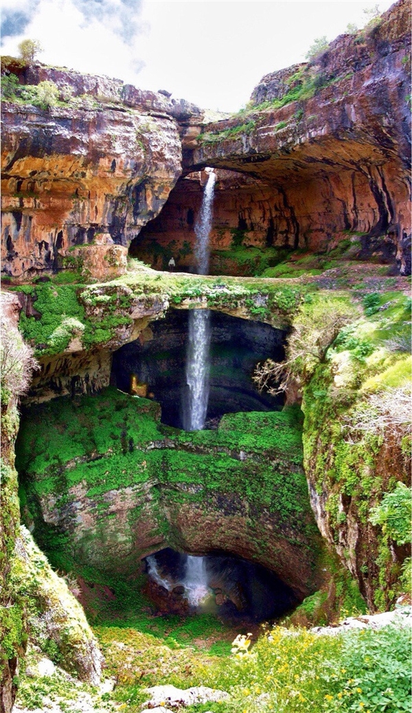 
Sự kì diệu ở thác Baatara Gorge chính là một trong những cảnh quan độc nhất vô nhị. Thác nước này chảy qua 3 hang sâu, mở ra tầm nhìn tuyệt vời, trở thành một kiệt tác do thiên nhiên thiết kế sau hàng triệu năm. Sẽ chẳng có gì lạ lùng nếu như bạn đến đây và bất ngờ choáng ngợp trước tạo tác vĩ đại của Mẹ thiên nhiên.