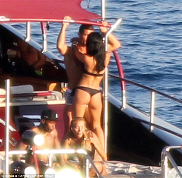
Ronaldo cùng một cô gái hấp dẫn khiêu vũ trên du thuyền sang trọng của anh trong kỳ nghỉ ở Ibiza