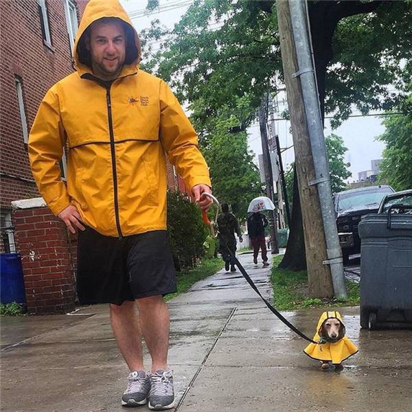 
Tưởng cho mặc cái áo dễ thương là bắt người ta đi dưới mưa như vậy à?