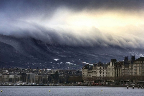 
Những đám mây có hình sóng thần ở Geneva, Thụy Sĩ.