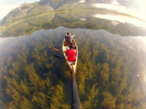 
Hồ Lago del Matese ở Caserta, Ý. Nước trong vắt nhìn rõ cả rừng thực vật mọc dưới đáy, cảm giác như thể con thuyền đang trôi bồng bềnh trên một rừng cây.