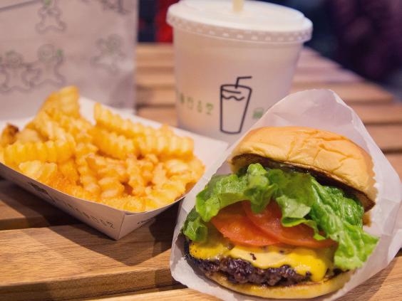
Burger phô mai và khoai tây chiên được phục vụ tại một cửa hàng ở Chicago, Illinois.