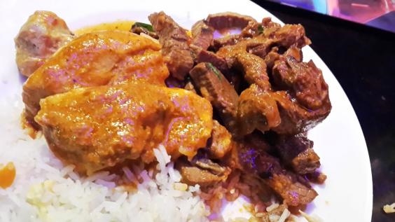 
Một đĩa cơm trắng, thịt gà nướng và thịt bò xào cho bữa tối của người Nigeria.