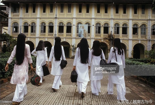 
Các nữ sinh duyên dáng sải bước đến trường.