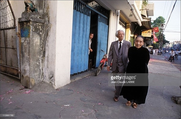
Hai cụ già ung dung đi ngắm phố phường Sài Gòn.