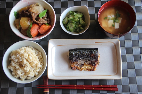 
Bữa ăn tối của người Nhật thường bao gồm một tô súp và ba món ăn cùng với cơm.