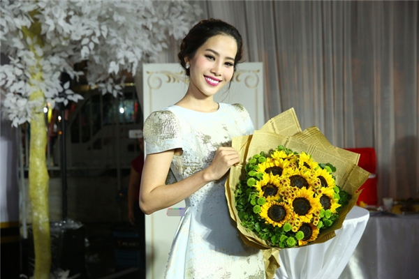 
Đại diện Việt Nam tham dự cuộc thi Hoa hậu Trái Đất 2016 - Hoa khôi Nam Em đến chung vui cùng các đồng nghiệp. 