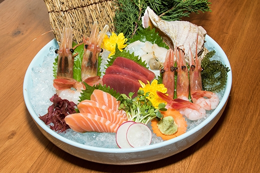 
Nguyên liệu làm nên món sashimi được nhà hàng này nhập khẩu trực tiếp từ Nhật Bản. Nơi đây cũng nổi tiếng với những món được làm nên từ thịt bò wagyu.