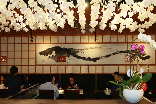 
Đặc biệt, không gian ẩm thực sang trọng nhưng vẫn mang phong cách truyền thống Nhật Bản chắc chắn sẽ khiến bất cứ vị khách nào bước chân đến cũng cảm thấy xiêu lòng.