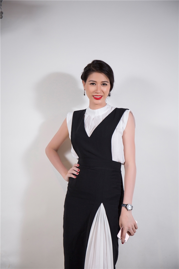 
Người mẫu Trang Trần diện trang phục thanh lịch, kín đáo với hai tông màu trắng, đen làm chủ đạo.
