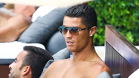 Sau tin đồn giới tính, Ronaldo diễn 
