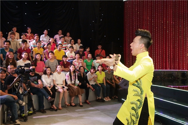 
Kết quả thắng áp đảo Trấn Thành, Việt Hương liên tục trêu chọc nam MC chỉ có bốn fans ủng hộ.