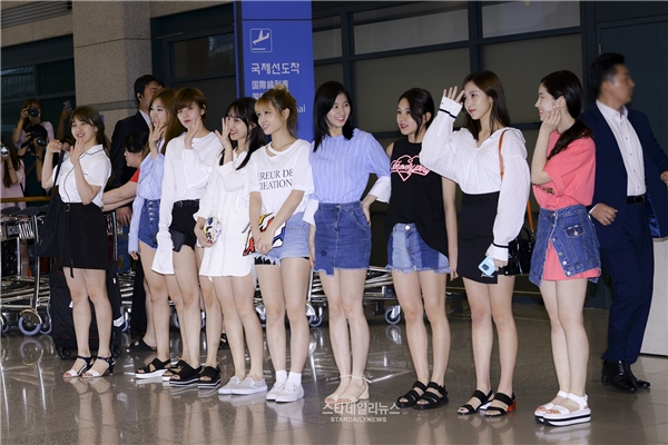Fan hỗn loạn khiến thành viên Twice té ngã tại sân bay