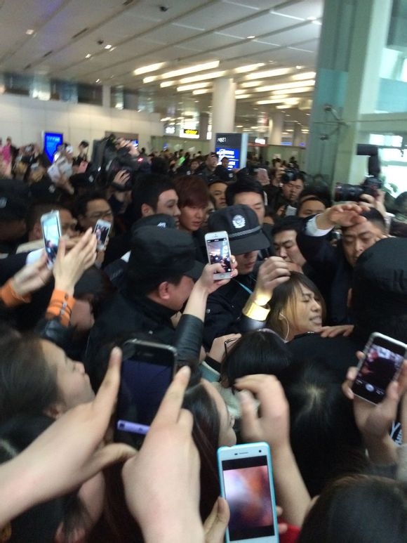 
Đây là khung cảnh thường thấy mỗi khi Lee Min Ho xuất hiện tại sân bay. 
