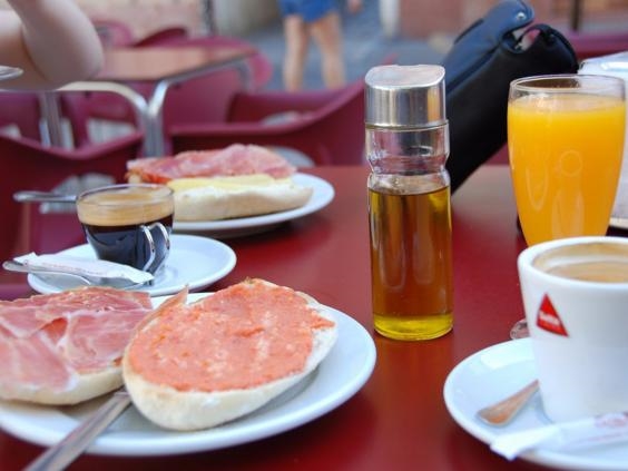 
Tây Ban Nha - Pan con Tomate hoặc bánh mì nướng với cà chua nghiền là một bữa ăn sáng ngon nổi tiếng ở Tây Ban Nha.