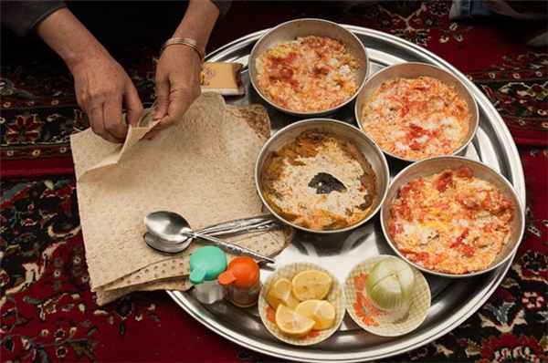 
Iran - Trà đen ngọt, bánh mì, bơ, phô mai feta, một ít hoa quả tươi và các loại hạt là sự lựa chọn tuyệt vời cho người Iran trong bữa ăn sáng.