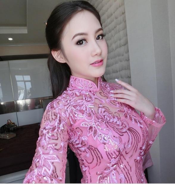 
Sivilay trong tà áo dài duyên dáng Việt Nam.