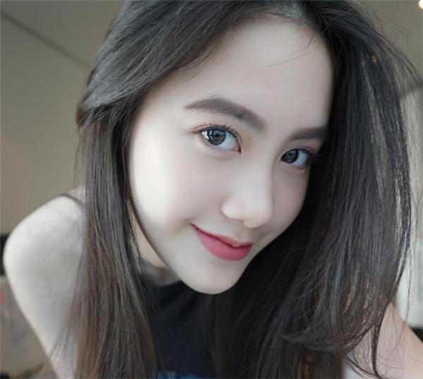 
Gương mặt khá nhỏ nhắn cùng ánh mắt và nụ cười hút hồn của cô gái khiến đa số liên tưởng đến một Yoona (SNSD) phiên bản Việt. 